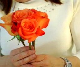 Cách bó hoa hồng tròn cầm tay cô dâu đơn giản mà đẹp 3