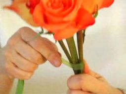 Cách bó hoa hồng tròn cầm tay cô dâu đơn giản mà đẹp 4