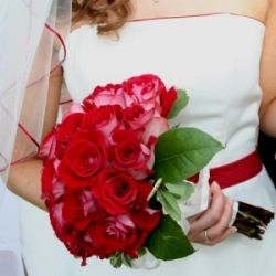 Cách bó hoa hồng tròn cầm tay cô dâu đơn giản mà đẹp 14