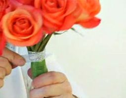 Cách bó hoa hồng tròn cầm tay cô dâu đơn giản mà đẹp 7
