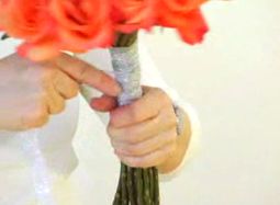 Cách bó hoa hồng tròn cầm tay cô dâu đơn giản mà đẹp 8