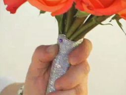 Cách bó hoa hồng tròn cầm tay cô dâu đơn giản mà đẹp 9