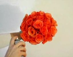 Cách bó hoa hồng tròn cầm tay cô dâu đơn giản mà đẹp 12