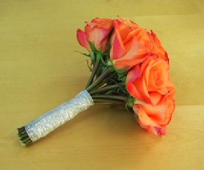 Cách bó hoa hồng tròn cầm tay cô dâu đơn giản mà đẹp 13
