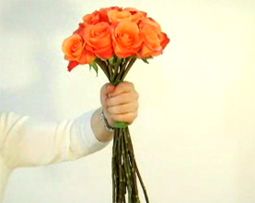 Cách bó hoa hồng tròn cầm tay cô dâu đơn giản mà đẹp 6