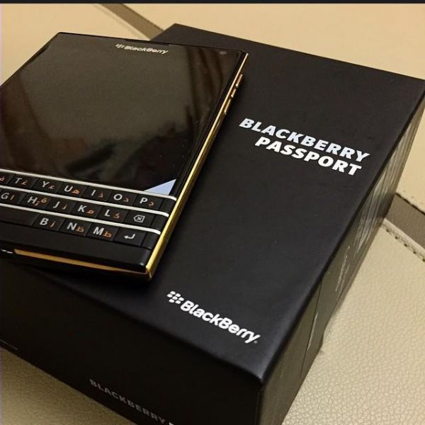 BlackBerry Passport nạm vàng và bạch kim, giá từ 1.893 USD 4