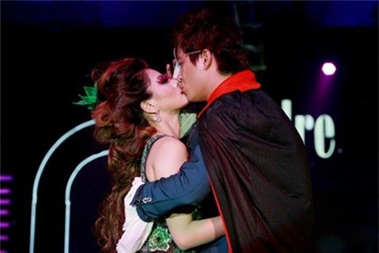 Những nụ hôn gây choáng trên sân khấu nhạc Việt 4