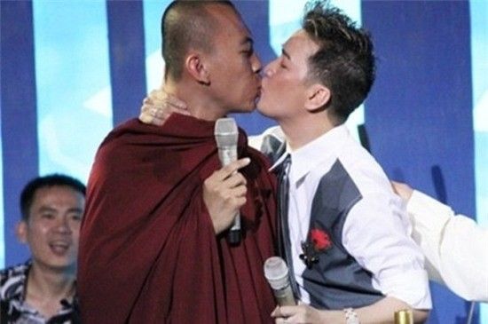 Những nụ hôn gây choáng trên sân khấu nhạc Việt 3