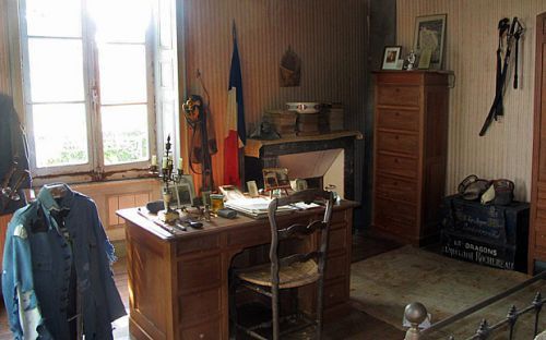 Phòng ngủ 100 năm không đổi của chàng sĩ quan Pháp 5