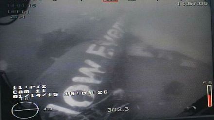 Chụp được thân máy bay AirAsia bị nạn dưới đáy biển 2
