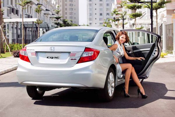 Civic phiên bản mới và siêu mẫu Minh Triệu khoe dáng 9