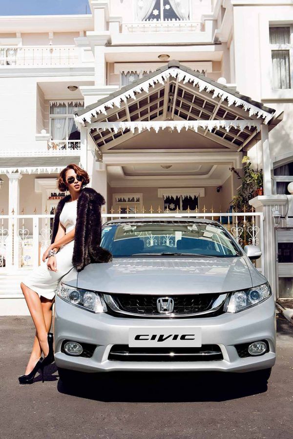 Civic phiên bản mới và siêu mẫu Minh Triệu khoe dáng 2