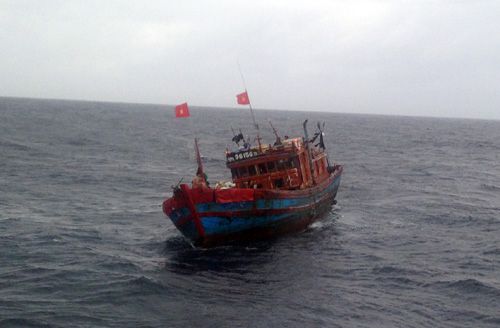 Cứu nạn tàu cá cùng 13 ngư dân giữa sóng to gió lớn 4