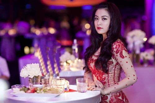 Hoàng Thùy Linh “đốt mắt” với đồ diễn xuyên thấu 13