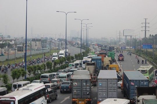 TP.HCM: Kẹt xe kinh hoàng trên xa lộ Hà Nội 12