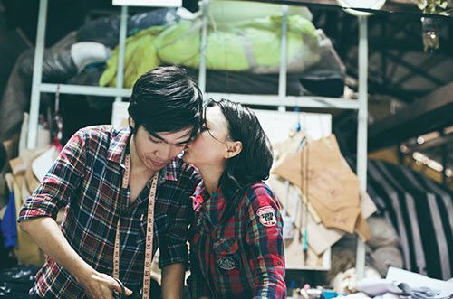 Ảnh cưới trong xưởng may đầy sức sống của cặp đôi Sài Gòn 7