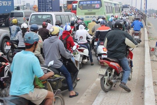 TP.HCM: Kẹt xe kinh hoàng trên xa lộ Hà Nội 9