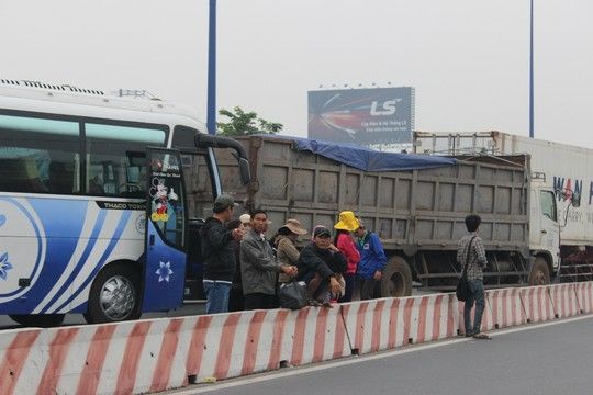 TP.HCM: Kẹt xe kinh hoàng trên xa lộ Hà Nội 4