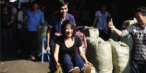 Ảnh cưới trong xưởng may đầy sức sống của cặp đôi Sài Gòn 9