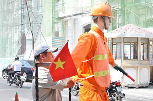 Robot điều khiển giao thông nổi bật giữa Sài Gòn 10