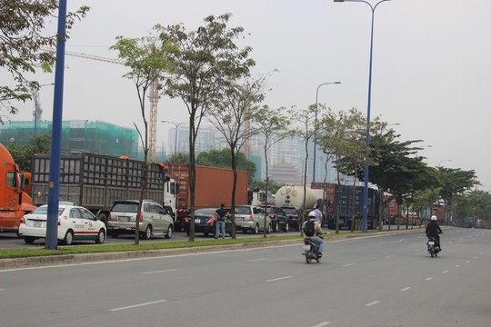 TP.HCM: Kẹt xe kinh hoàng trên xa lộ Hà Nội 5
