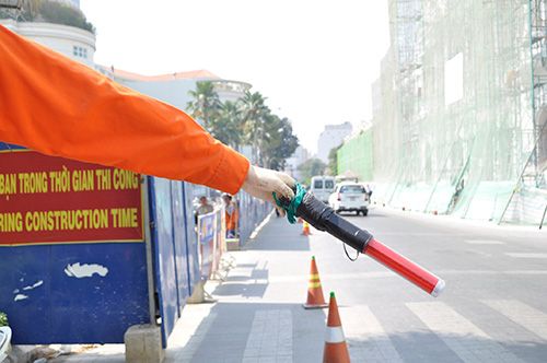 Robot điều khiển giao thông nổi bật giữa Sài Gòn 9