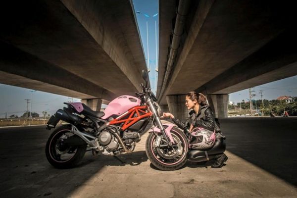 Nữ biker 9x cá tính bên Ducati Monster 795 màu hồng 6