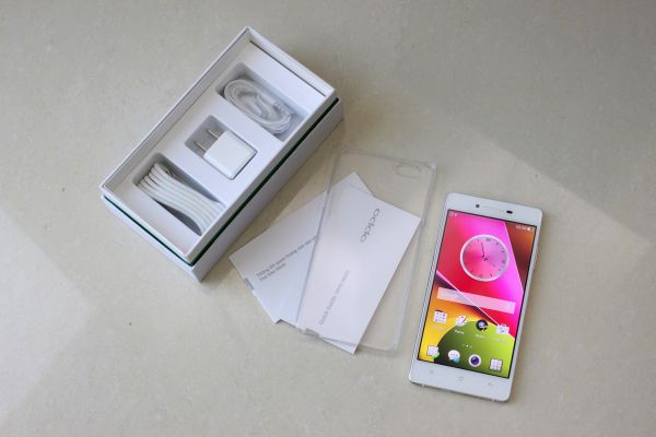 Đập hộp smartphone siêu mỏng Oppo R1k vừa bán ra thị trường 2