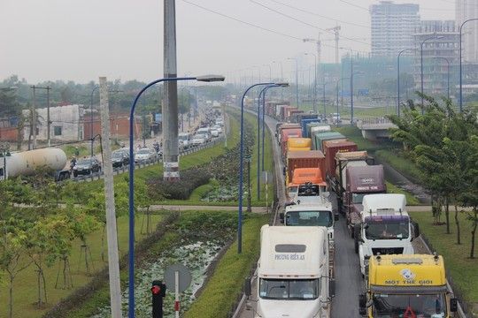 TP.HCM: Kẹt xe kinh hoàng trên xa lộ Hà Nội 13