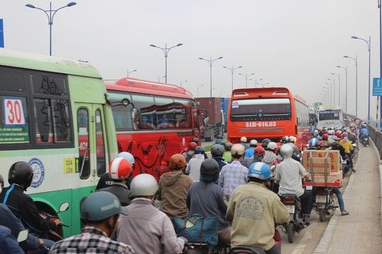 TP.HCM: Kẹt xe kinh hoàng trên xa lộ Hà Nội 11