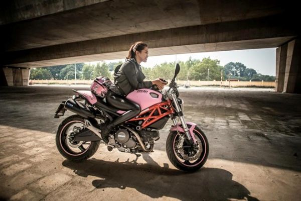 Nữ biker 9x cá tính bên Ducati Monster 795 màu hồng
