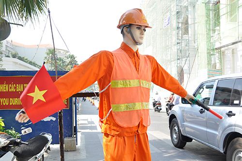 Robot điều khiển giao thông nổi bật giữa Sài Gòn 4