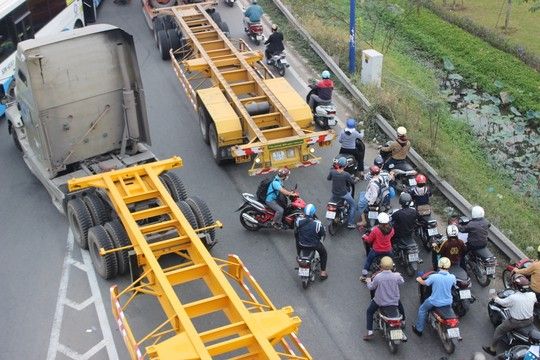 TP.HCM: Kẹt xe kinh hoàng trên xa lộ Hà Nội 7