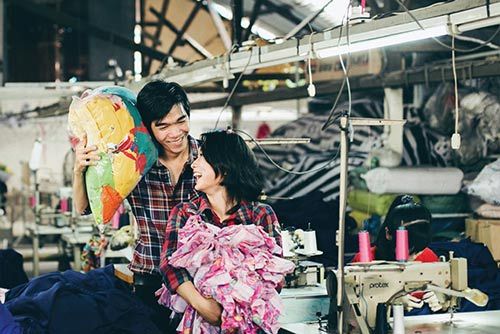 Ảnh cưới trong xưởng may đầy sức sống của cặp đôi Sài Gòn