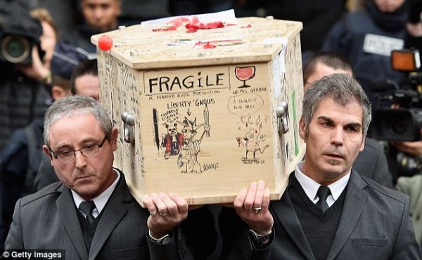 Tranh biếm họa phủ kín quan tài nạn nhân vụ khủng bố Charlie Hebdo 2