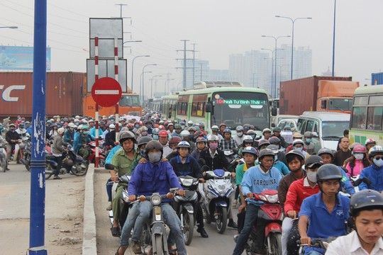 TP.HCM: Kẹt xe kinh hoàng trên xa lộ Hà Nội 8