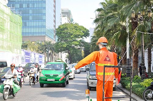 Robot điều khiển giao thông nổi bật giữa Sài Gòn 6
