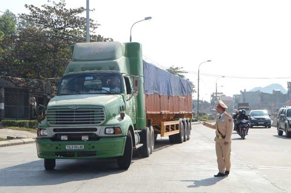 Hàng chục xe tải “khủng” trốn ở cây xăng né trạm cân 7