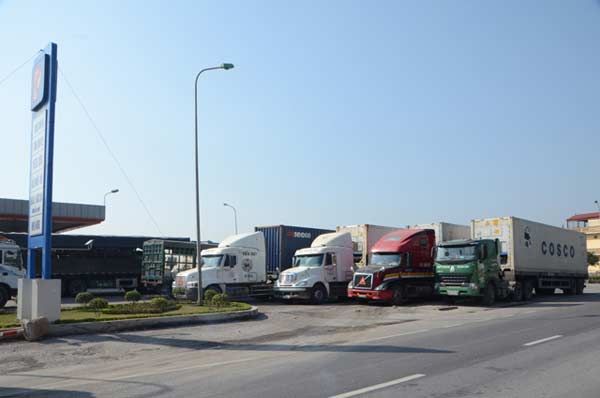 Hàng chục xe tải “khủng” trốn ở cây xăng né trạm cân 4