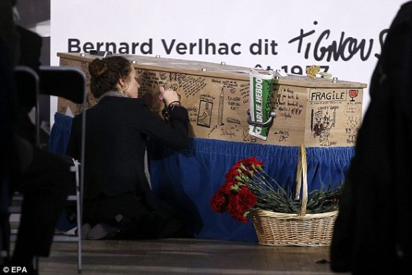 Tranh biếm họa phủ kín quan tài nạn nhân vụ khủng bố Charlie Hebdo 4