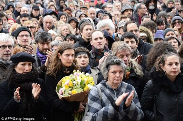 Tranh biếm họa phủ kín quan tài nạn nhân vụ khủng bố Charlie Hebdo 5