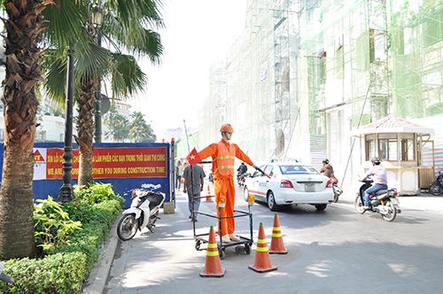 Robot điều khiển giao thông nổi bật giữa Sài Gòn 7