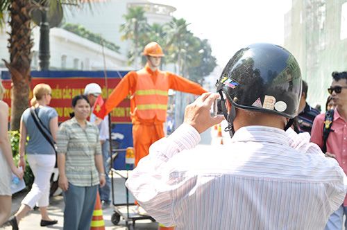 Robot điều khiển giao thông nổi bật giữa Sài Gòn 13