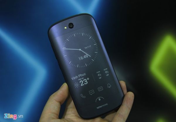 Điện thoại 2 màn hình YotaPhone 2 về VN giá 19 triệu đồng 12