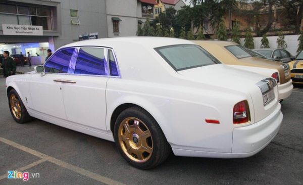 Bộ đôi Rolls-Royce Phantom mạ vàng của đại gia Thái Nguyên 4