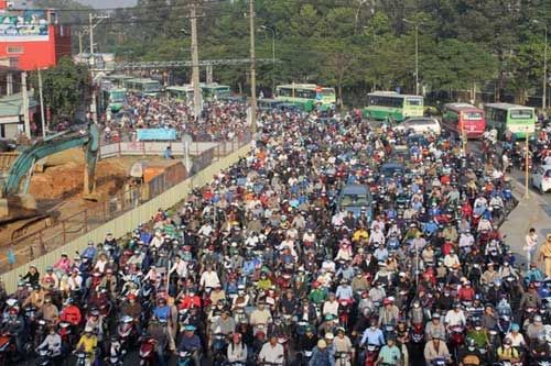 Đèn giao thông ngưng hoạt động, xa lộ Hà Nội “tê liệt” 2