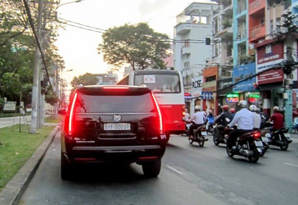 Cadillac Escalade 2015 biển khủng trên phố Sài Gòn 2