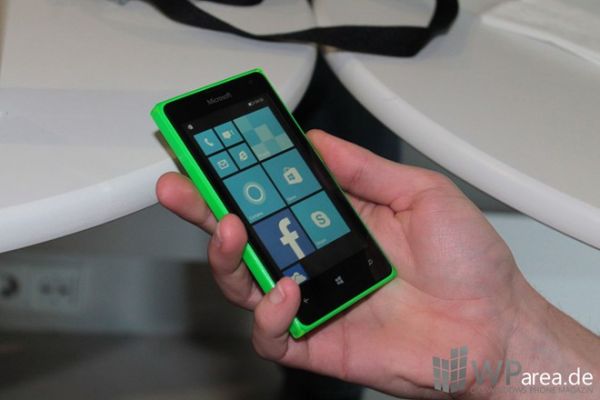 Ảnh thực tế Lumia 435 và 532 giá rẻ từ Microsoft 7
