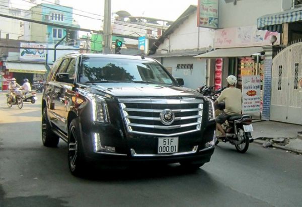 Cadillac Escalade 2015 biển khủng trên phố Sài Gòn
