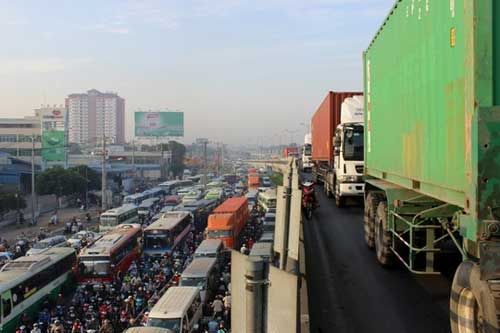 Đèn giao thông ngưng hoạt động, xa lộ Hà Nội “tê liệt” 5